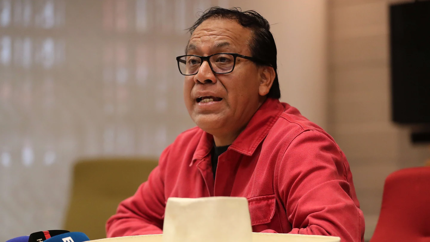El candidato izquierdista Roberto Sánchez habla en una rueda de prensa este sábado, en Lima (Perú). El candidato izquierdista Roberto Sánchez habla en una rueda de prensa este sábado, en Lima (Perú).