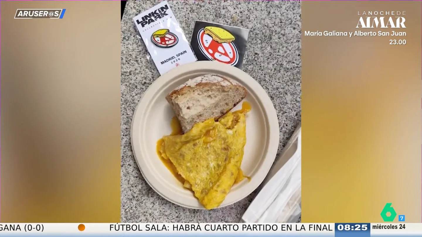 Linkin Park regala 200 pinchos de tortilla con cebolla caramelizada a sus fans en Madrid Linkin Park regala 200 pinchos de tortilla con cebolla caramelizada a sus fans en Madrid