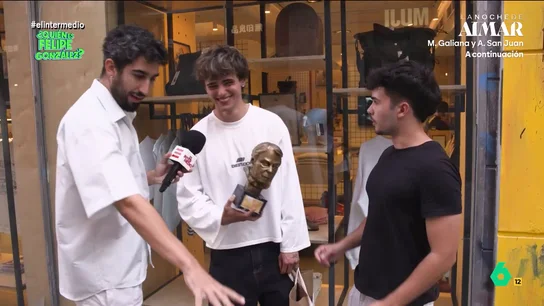 El ganador del 'Felipón de oro' dedica su premio a su amigo "porque es muy malo en estas cosas y le he ganado" Isma Juárez pone a prueba a cuatro jóvenes para saber si dominan la actualidad. Aunque, como es habitual, su primera pregunta obligada es: "¿Quién es Felipe González?".
