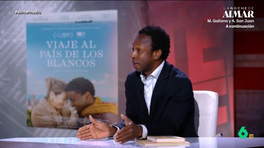 Este viernes se estrena 'Viaje al pa&iacute;s de los blancos', Basada en la historia real de Ousman Omar. En este v&iacute;deo cuenta c&oacute;mo cay&oacute; en una red de traficantes, su peligroso viaje en patera y la indiferencia con la que le recibi&oacute; Barcelona, hasta que conoci&oacute; a la mujer que le cambi&oacute; la vida.