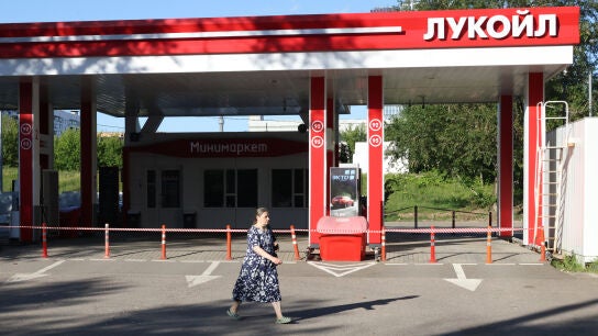 Una gasolinera de Lukoil, en Mosc&uacute;, cerrada al p&uacute;blico