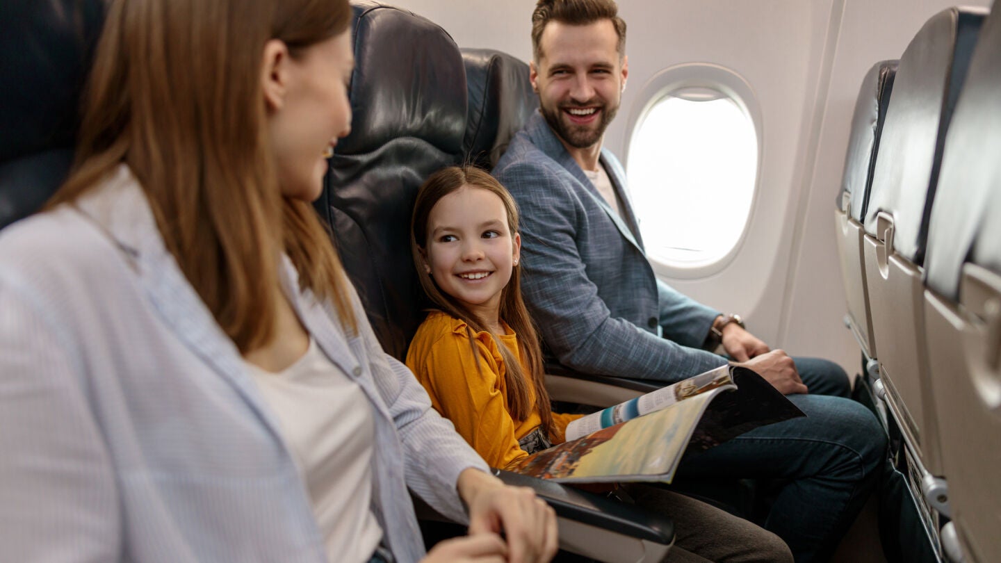 Familia en el avi&oacute;n