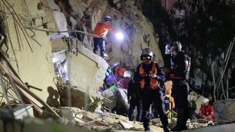 Integrantes de cuerpos de emergencia buscan v&iacute;ctimas este mi&eacute;rcoles, luego de dos fuertes terremotos sacudieron el Caribe venezolano en Caracas (Venezuela).