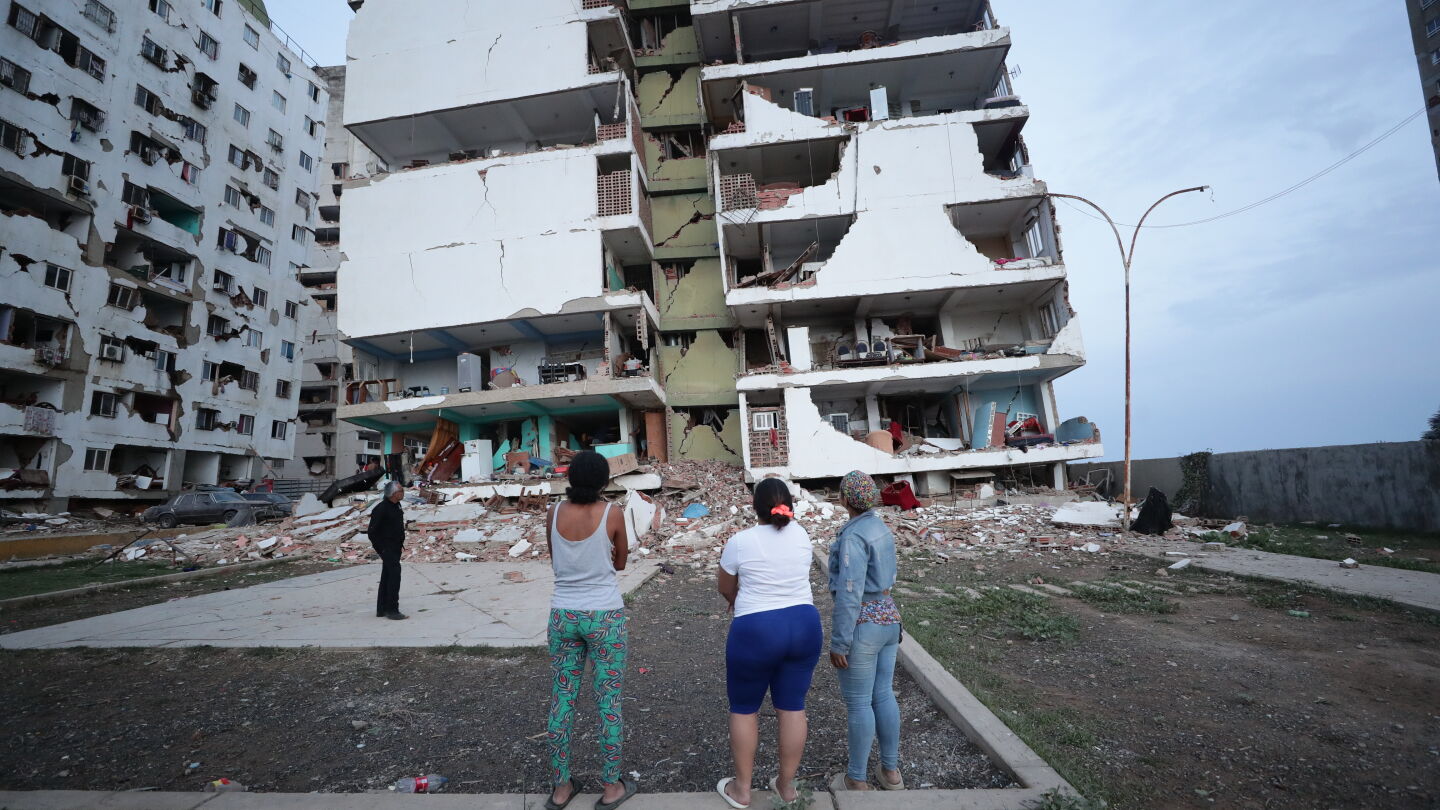 Residentes observan varios bloques de viviendas dañados por los terremotos en la localidad de Catia La Mar, en el estado costero de La Guaira (Venezuela) el 25 de junio de 2026