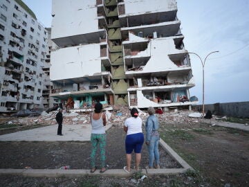 Residentes observan varios bloques de viviendas da&ntilde;ados por los terremotos en la localidad de Catia La Mar, en el estado costero de La Guaira (Venezuela) el 25 de junio de 2026