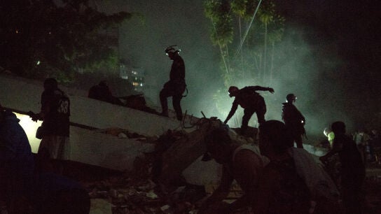 Integrantes de cuerpos de emergencia buscan v&iacute;ctimas en Caracas tras los dos terremotos de Venezuela del 24 de junio de 2026