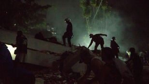 Integrantes de cuerpos de emergencia buscan v&iacute;ctimas en Caracas tras los dos terremotos de Venezuela del 24 de junio de 2026