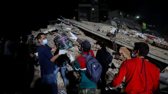 Gente y rescatistas, entre los escombros del edificio Rita en Caracas tras los terremotos de Venezuela