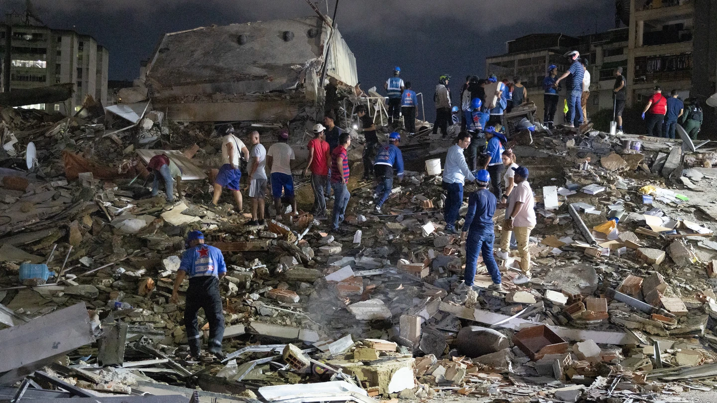Integrantes de cuerpos de emergencia buscan víctimas este miércoles, después de dos fuertes terremotos sacudieron el Caribe venezolano en Caracas (Venezuela). Integrantes de cuerpos de emergencia buscan víctimas este miércoles, después de dos fuertes terremotos sacudieron el Caribe venezolano en Caracas (Venezuela).