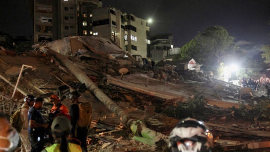 Equipos de rescate se re&uacute;nen en el lugar de un edificio derrumbado tras los terremotos en Venezuela