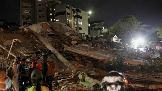 Equipos de rescate se reúnen en el lugar de un edificio derrumbado tras los terremotos en Venezuela Equipos de rescate se reúnen en el lugar de un edificio derrumbado tras los terremotos en Venezuela