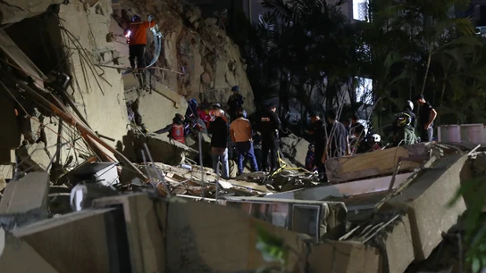 Integrantes de cuerpos de emergencia buscan víctimas este miércoles, luego de dos fuertes terremotos que sacudieron el Caribe venezolano en Caracas (Venezuela). Integrantes de cuerpos de emergencia buscan víctimas este miércoles, luego de dos fuertes terremotos que sacudieron el Caribe venezolano en Caracas (Venezuela).