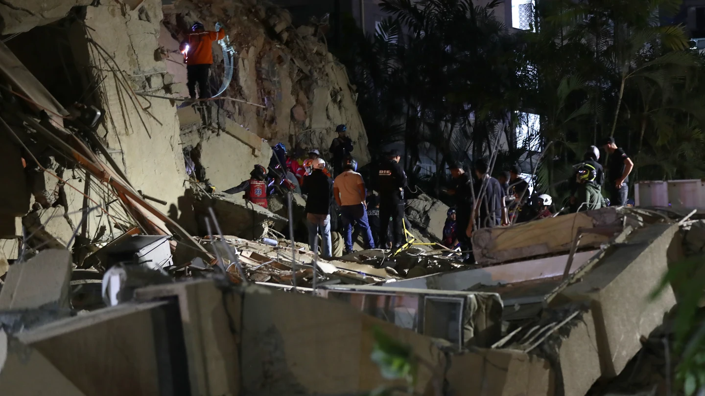 Integrantes de cuerpos de emergencia buscan víctimas este miércoles, luego de dos fuertes terremotos que sacudieron el Caribe venezolano en Caracas (Venezuela). Integrantes de cuerpos de emergencia buscan víctimas este miércoles, luego de dos fuertes terremotos que sacudieron el Caribe venezolano en Caracas (Venezuela).