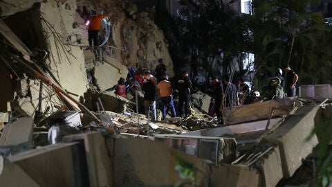 Integrantes de cuerpos de emergencia buscan v&iacute;ctimas este mi&eacute;rcoles, luego de dos fuertes terremotos que sacudieron el Caribe venezolano en Caracas (Venezuela).