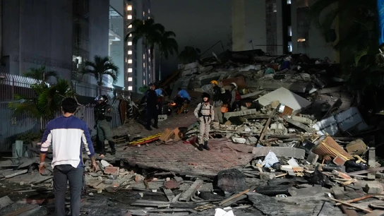 Personas caminan entre los escombros tras un terremoto en Caracas, Venezuela Personas caminan entre los escombros tras un terremoto en Caracas, Venezuela
