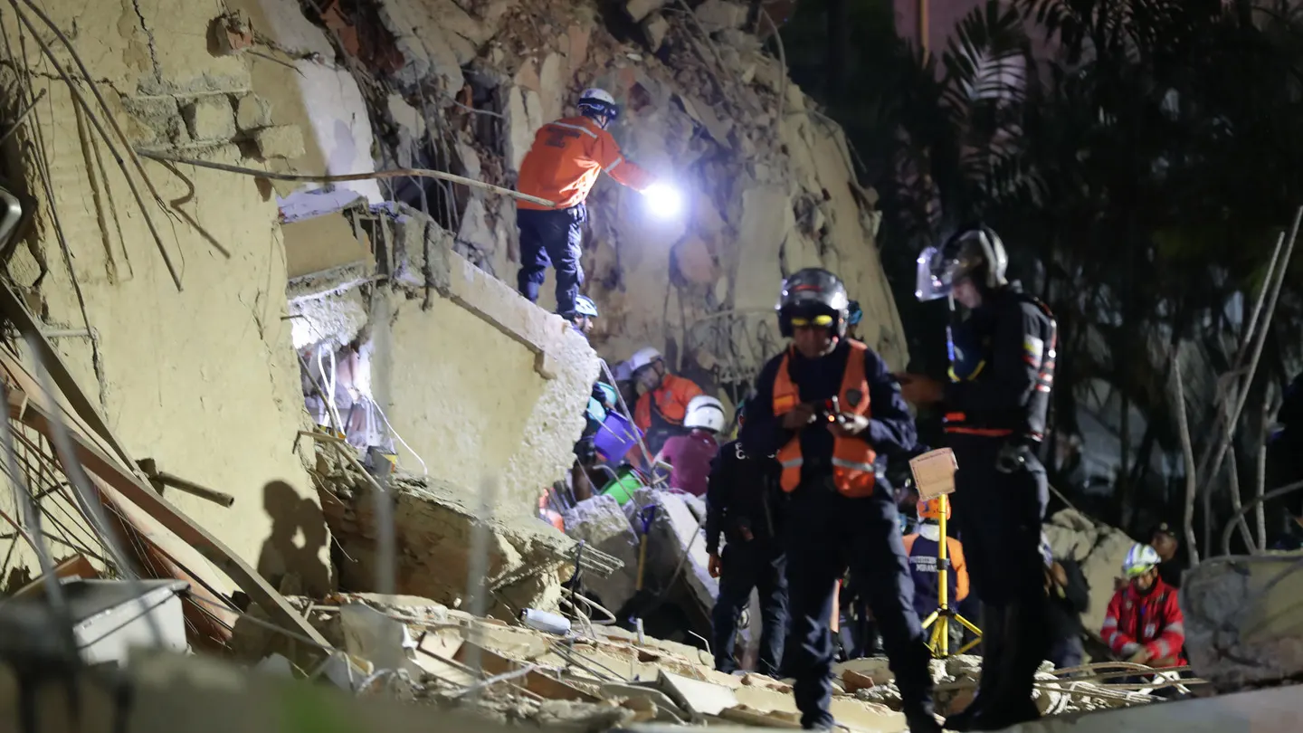 Integrantes de cuerpos de emergencia buscan víctimas este miércoles, luego de dos fuertes terremotos sacudieron el Caribe venezolano en Caracas Integrantes de cuerpos de emergencia buscan víctimas este miércoles, luego de dos fuertes terremotos sacudieron el Caribe venezolano en Caracas