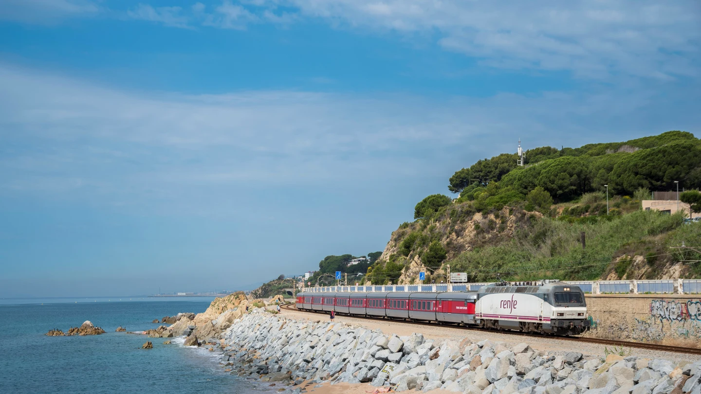 Tren cruzando una playa Tren cruzando una playa