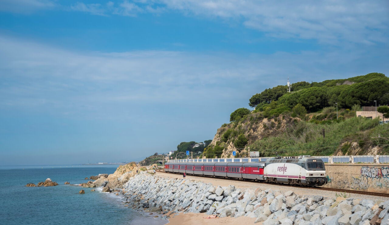Tren cruzando una playa
