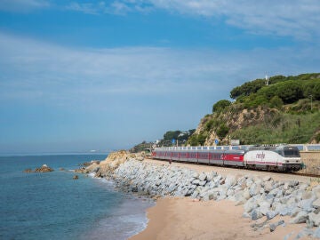 Tren cruzando una playa