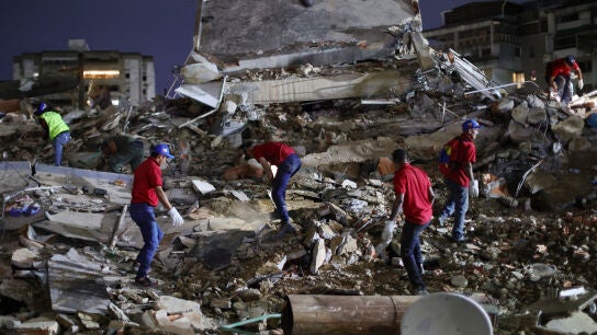Rescatistas buscan entre los escombros en San Bernardino despu&eacute;s un fuerte terremoto en Venezuela