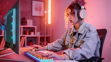 Philips lanza un monitor gaming QD-OLED 4K a 240 Hz que apunta a la gama m&aacute;s alta
