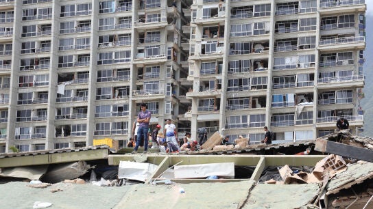Un edificio, semiderrumbado en la regi&oacute;n de La Guaira, la m&aacute;s afectada por los terremotos de Venezuela