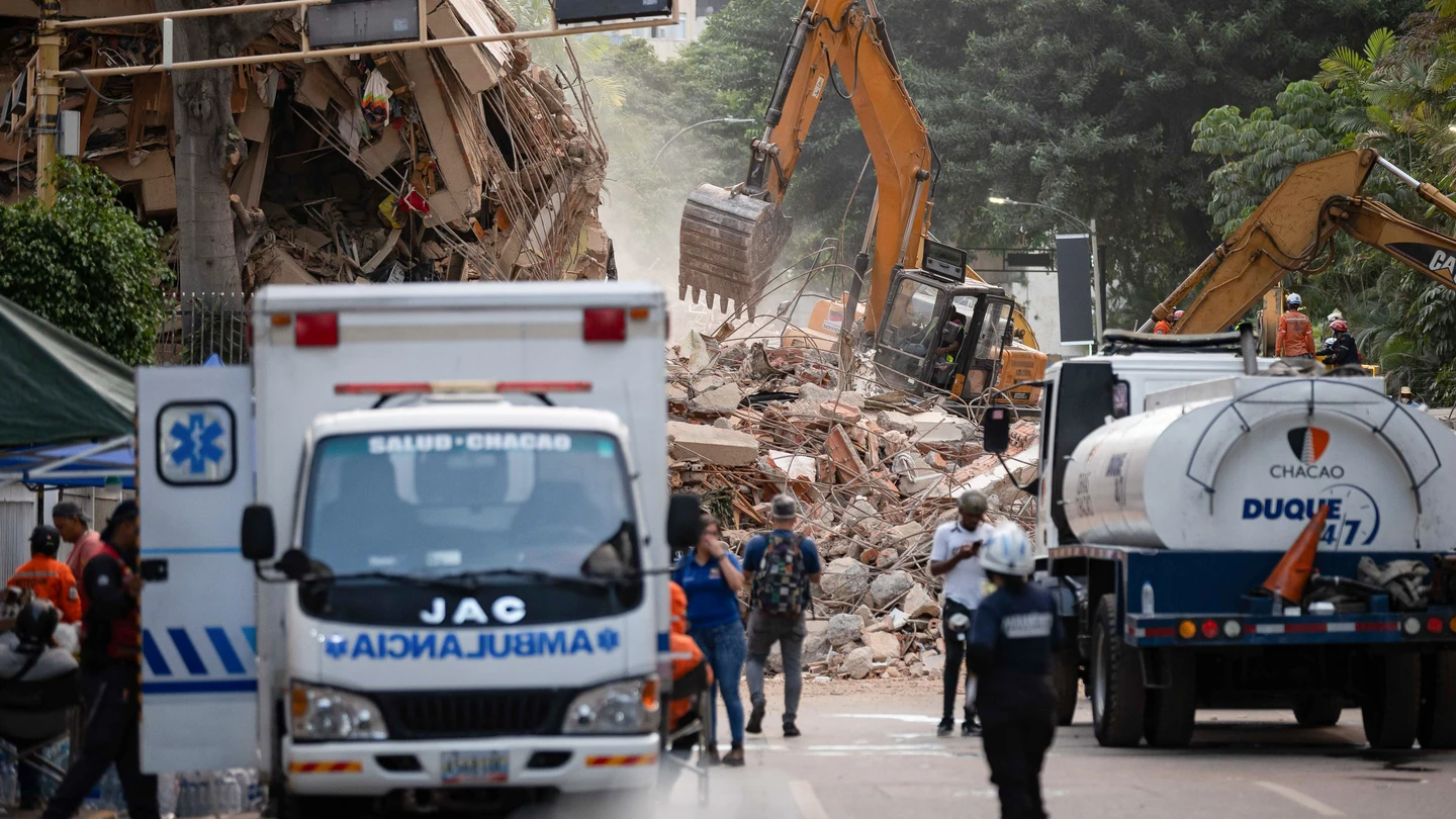 Rescatistas trabajan en una zona afectada por un terremoto, este jueves en Caracas (Venezuela). Rescatistas trabajan en una zona afectada por un terremoto, este jueves en Caracas (Venezuela).