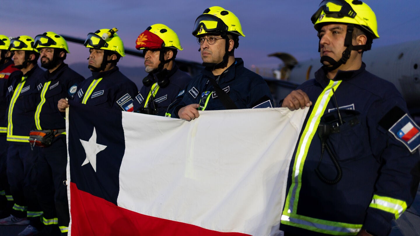 Chile envía primer grupo de rescatistas a Venezuela y anuncia más ayuda en próximos días