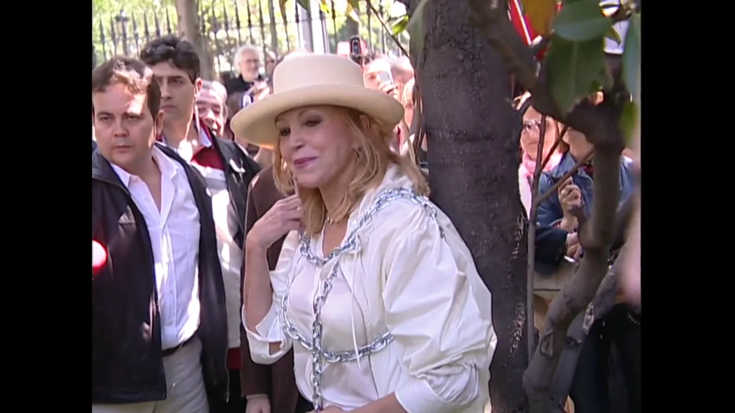 No, Tita Cervera no se encadenó a un árbol para evitar que Gallardón los talase: lo que no se sabe de la mítica escena No, Tita Cervera no se encadenó a un árbol para evitar que Gallardón los talase: lo que no se sabe de la mítica escena