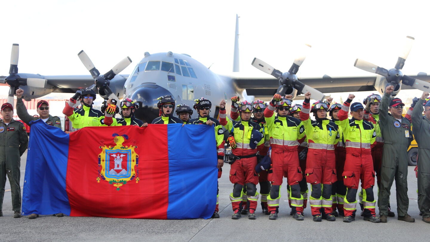 Ecuador envía a Venezuela 47 rescatistas y dos perros para apoyar en labores de búsqueda