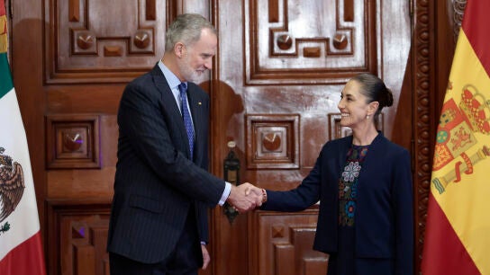La presidenta de M&eacute;xico, Claudia Sheinbaum (d), saluda al rey Felipe VI de Espa&ntilde;a este jueves, en el Palacio Nacional en la Ciudad de M&eacute;xico (M&eacute;xico).