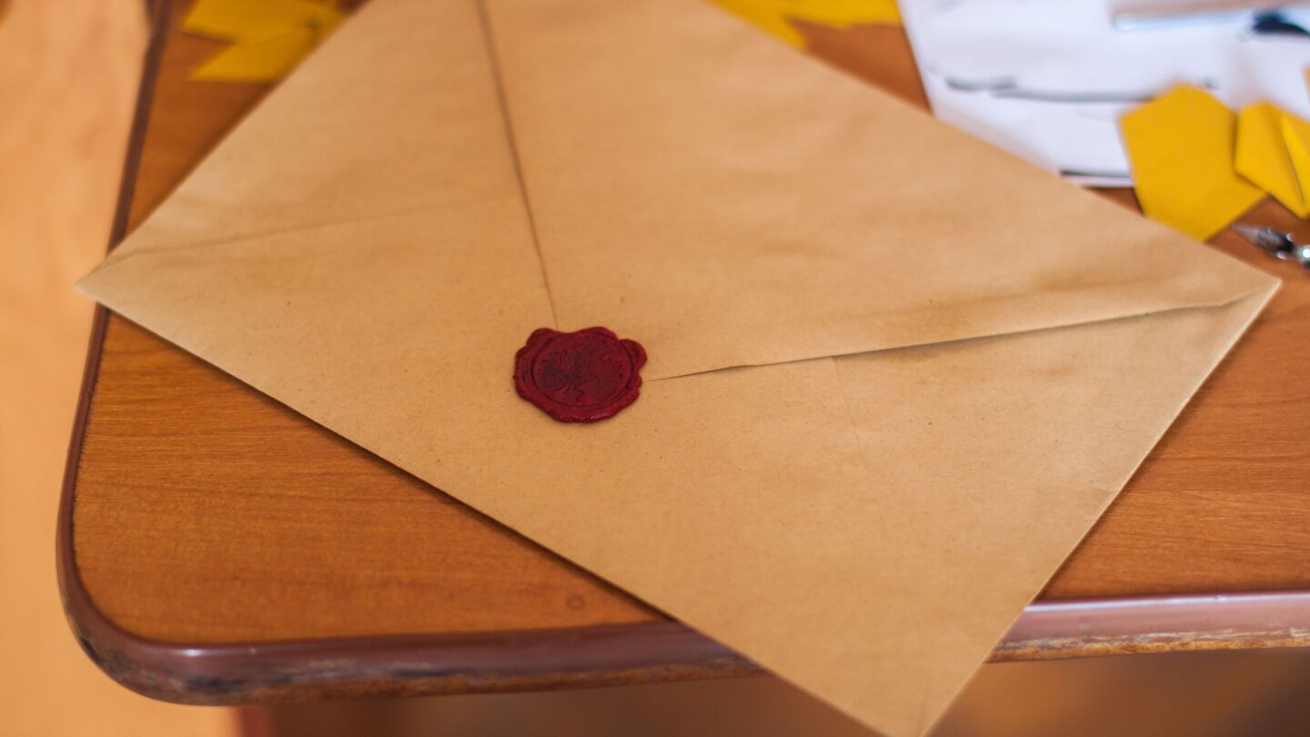 Una carta sobre una mesa