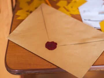 Una carta sobre una mesa