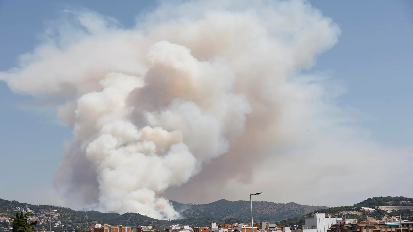 Incendio forestal con varios focos activos en Tiana (Barcelona). Incendio forestal con varios focos activos en Tiana (Barcelona).