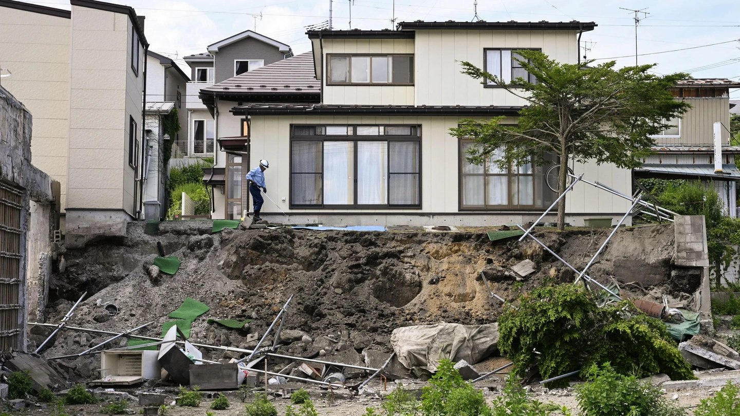 Un hombre examina un muro de contención que colapsó a causa del terremoto en Hachinohe, prefectura de Aomori (Japón), el 25 de junio de 2026 Un hombre examina un muro de contención que colapsó a causa del terremoto en Hachinohe, prefectura de Aomori (Japón), el 25 de junio de 2026