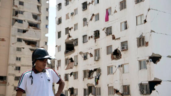 Un hombre, frente a uno de los edificios semiderrumbados de Catia La Mar (La Guaira, Venezuela) tras los terremotos