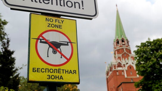 Un cartel de 'Prohibido volar drones' cerca del Kremlin, en Mosc&uacute; (Rusia)