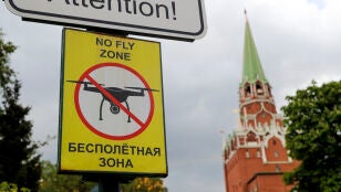 Un cartel de 'Prohibido volar drones' cerca del Kremlin, en Mosc&uacute; (Rusia)