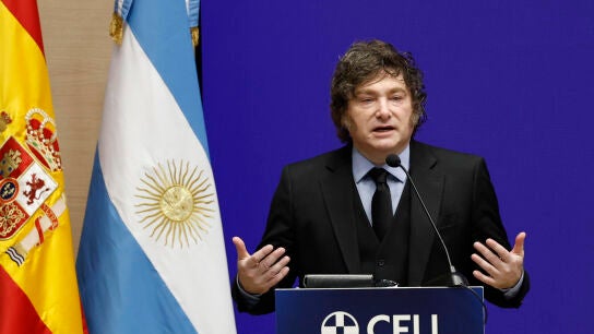 Milei recibe la medalla de honor de la Universidad CEU San Pablo y vuelve a atacar a "los rojos": "Los terroristas siempre van a estar alineados con la izquierda".