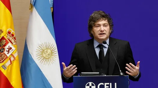 Milei recibe la medalla de honor de la Universidad CEU San Pablo y vuelve a atacar a "los rojos": "Los terroristas siempre van a estar alineados con la izquierda". Milei recibe la medalla de honor de la Universidad CEU San Pablo y vuelve a atacar a "los rojos": "Los terroristas siempre van a estar alineados con la izquierda".