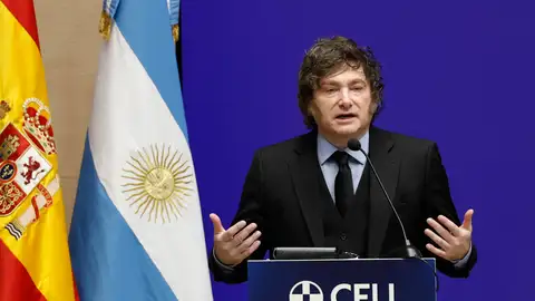 Milei recibe la medalla de honor de la Universidad CEU San Pablo y vuelve a atacar a "los rojos": "Los terroristas siempre van a estar alineados con la izquierda". Milei recibe la medalla de honor de la Universidad CEU San Pablo y vuelve a atacar a "los rojos": "Los terroristas siempre van a estar alineados con la izquierda".