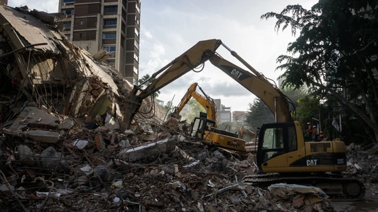 Integrantes de equipos de rescate trabajan este jueves, en un edifico afectado por un terremoto en la zona de Altamira en Caracas (Venezuela). de81fa7581f5512d0b234fdd45aaca5f206edaaf