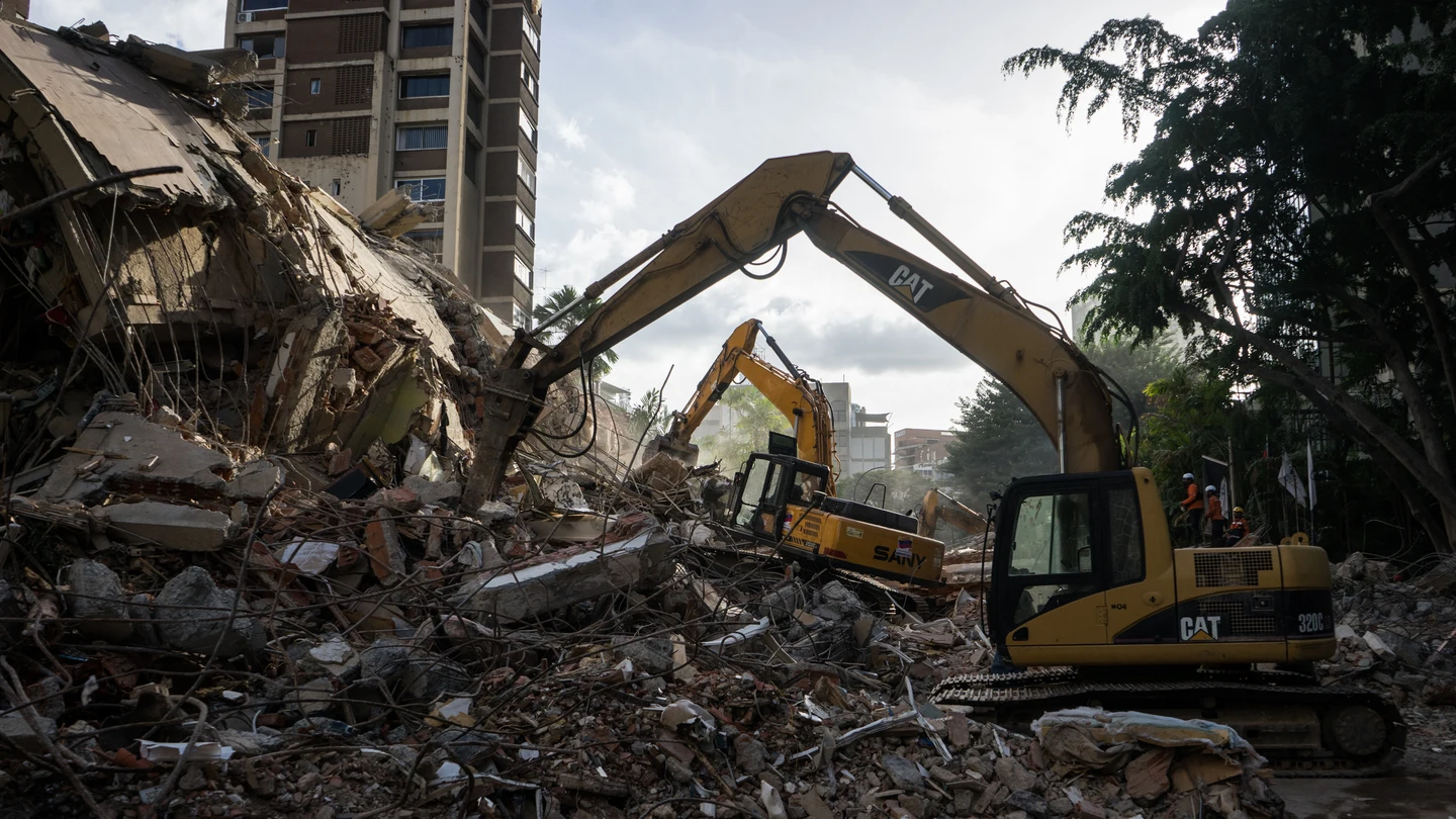 Integrantes de equipos de rescate trabajan este jueves, en un edifico afectado por un terremoto en la zona de Altamira en Caracas (Venezuela). de81fa7581f5512d0b234fdd45aaca5f206edaaf