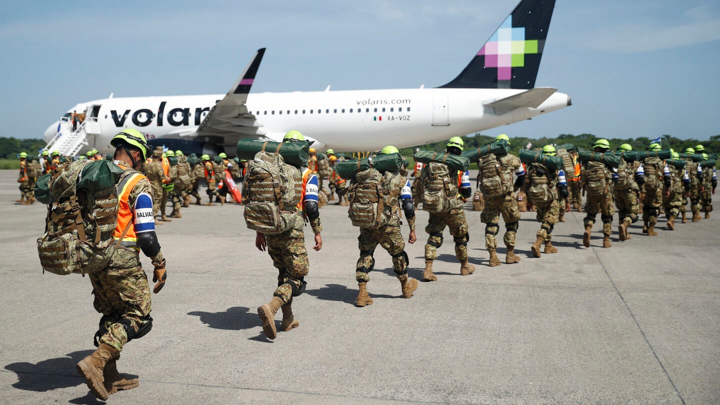 Grupos de rescatistas y personal médico se preparan para viajar a Venezuela este jueves, en las instalaciones de la Base Área Militaren San Luis Talpa (El Salvador)