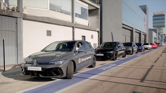 LO MEJOR DE LA SEMANA: el R4 E-Tech Plein Sud, la Smart Compact Van de Stellantis Pro One y el nuevo presidente de ANFAC LO MEJOR DE LA SEMANA: el R4 E-Tech Plein Sud, la Smart Compact Van de Stellantis Pro One y el nuevo presidente de ANFAC