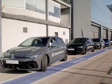 LO MEJOR DE LA SEMANA: el R4 E-Tech Plein Sud, la Smart Compact Van de Stellantis Pro One y el nuevo presidente de ANFAC LO MEJOR DE LA SEMANA: el R4 E-Tech Plein Sud, la Smart Compact Van de Stellantis Pro One y el nuevo presidente de ANFAC