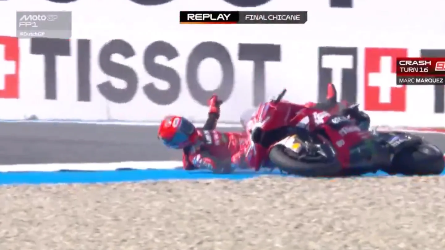 Susto de Marc Márquez en Assen: caída en la FP1 sin riesgo de lesión Susto de Marc Márquez en Assen: caída en la FP1 sin riesgo de lesión