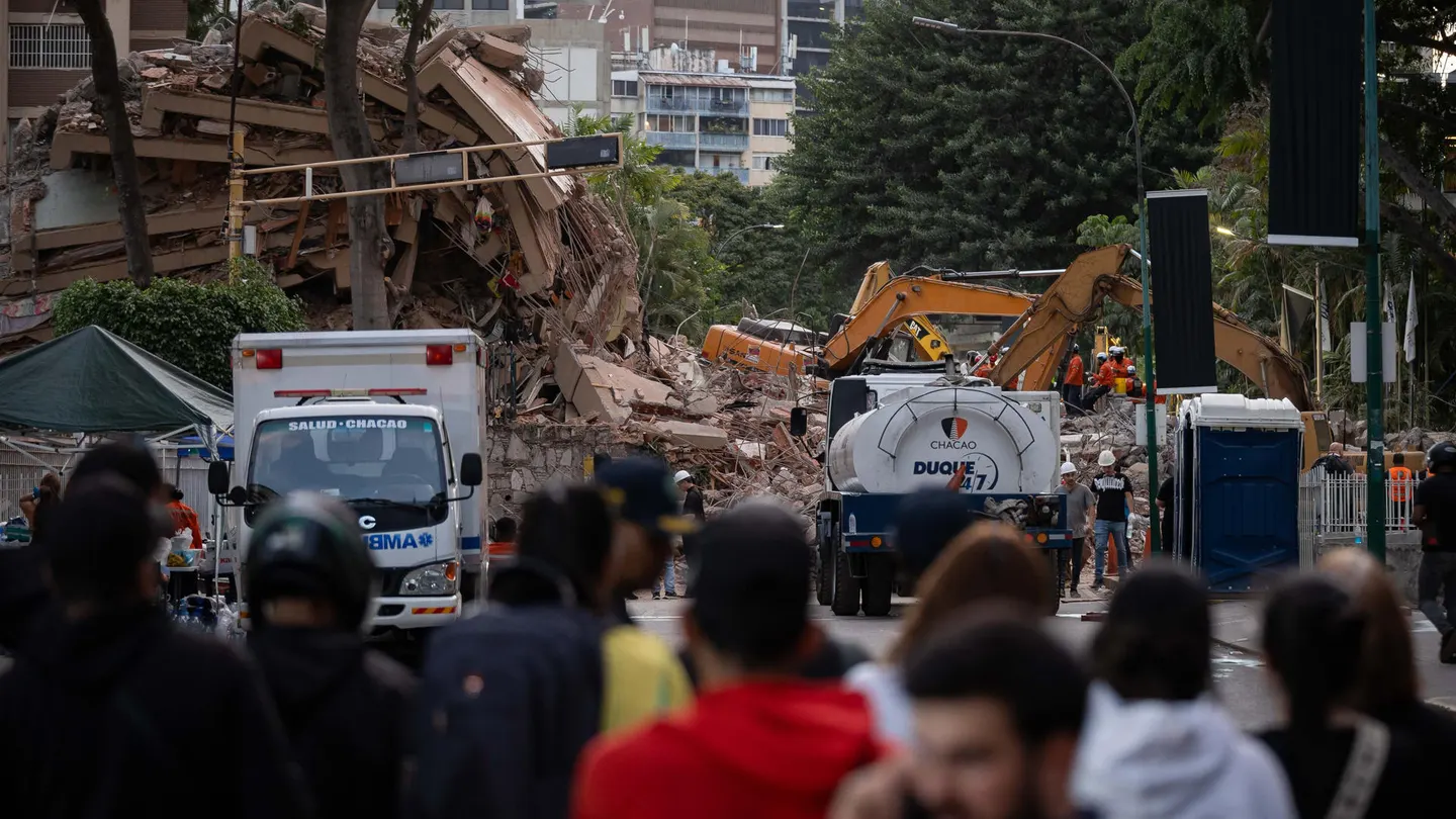 Rescatistas trabajan en una zona afectada por un terremoto, este jueves en Caracas (Venezuela) Rescatistas trabajan en una zona afectada por un terremoto, este jueves en Caracas (Venezuela)