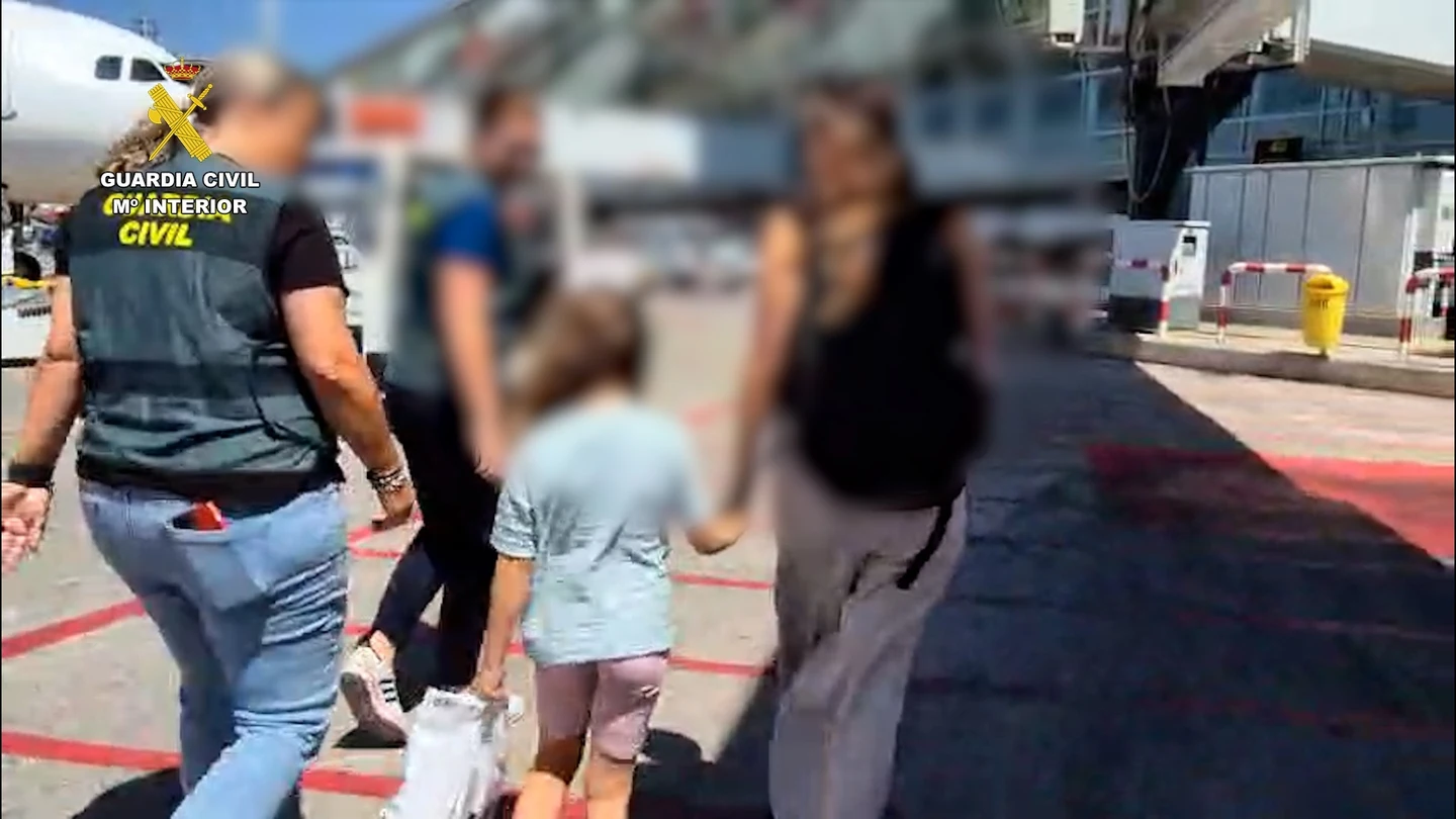 La Guardia Civil localiza en Kosovo a una menor sustraída en Mallorca y detiene a su progenitor tras una investigación contrarreloj. La Guardia Civil localiza en Kosovo a una menor sustraída en Mallorca y detiene a su progenitor tras una investigación contrarreloj.