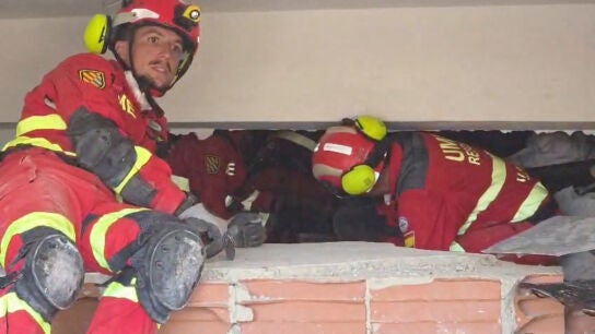 La UME rescata a un segundo superviviente de los terremotos en La Guaira.